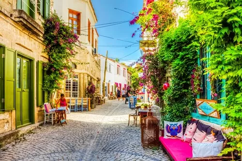 Çeşme Araç Kiralama ile yeni, kaskolu ve ekonomik araç seçenekleriyle şehrin keşfedilmeye değer noktalarını rahatça ziyaret edin